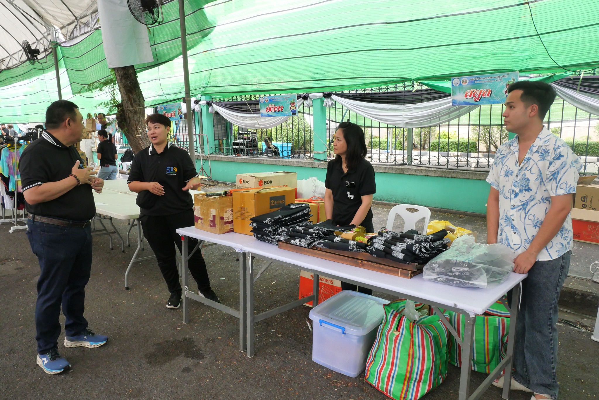 title - เลขาธิการ ส.ป.ก. เยี่ยมทักทายเกษตรกรและซื้อสินค้าในบรรยากาศวันสุดท้ายของการออกร้านขายสินค้า จากเขตปฏิรูปที่ดิน ส่งท้ายงานครบรอบ 51 ปี ส.ป.ก.